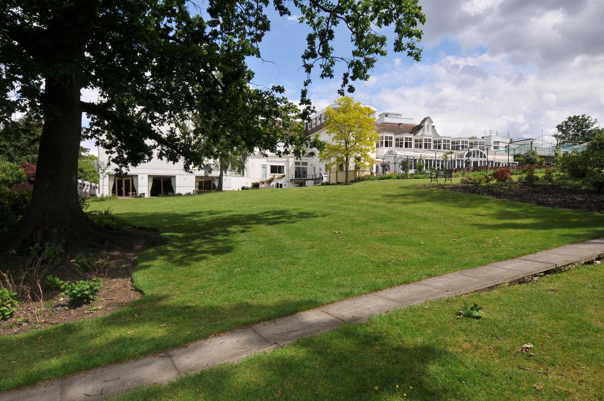 Bromley Court Hotel London Bagian luar foto